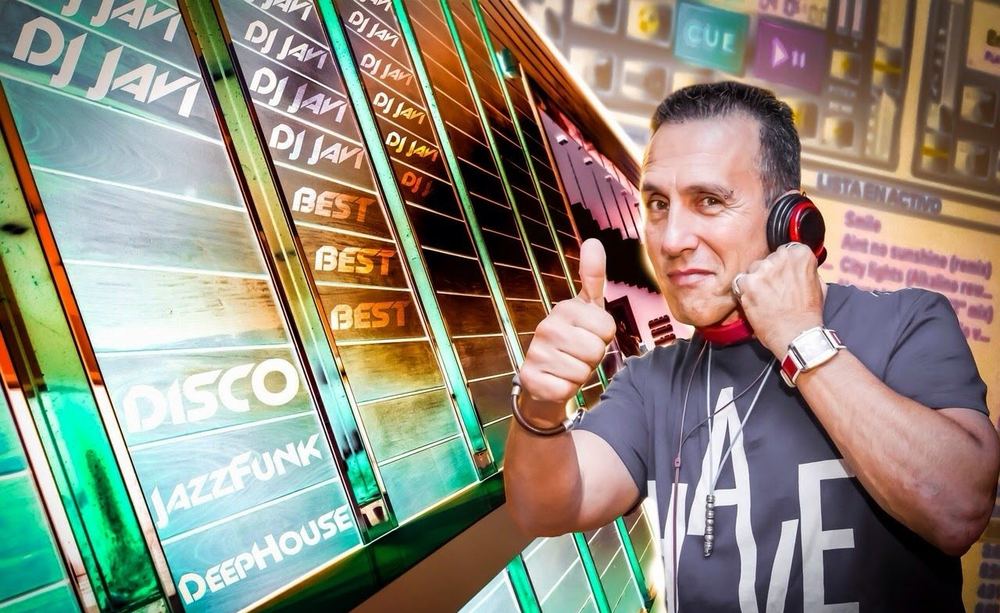 Javier Ramón, JrFunk, DJ en cabina durante un evento